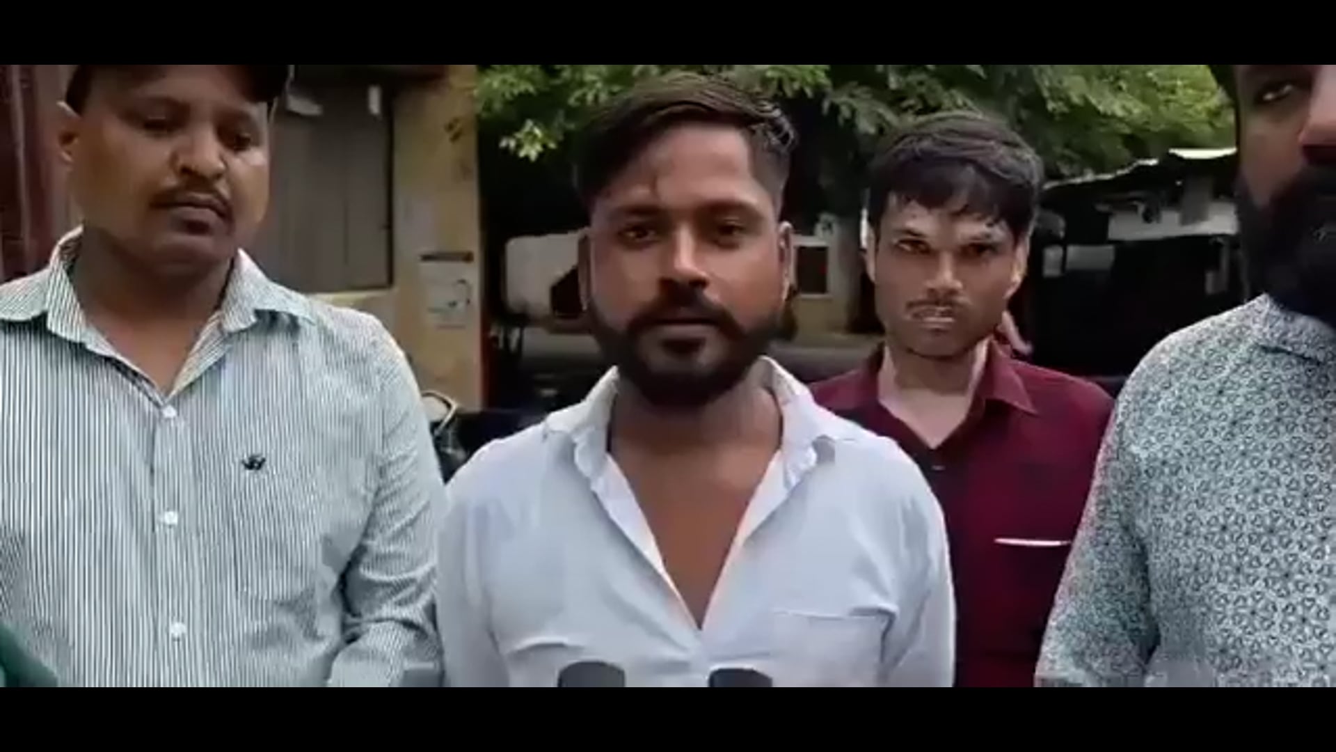 *सर्राफा व्यापारी ने आप बीती बताइ उत्तर प्रदेश के जिला शाहजहांपुर में 4 पुलिसवालों ने ज्वेलर्स सुन्दरम क्षत्रिय की बाइक में स्मैक