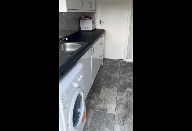 Lovely Rooms in Spacious Dagenham House  Main Photo