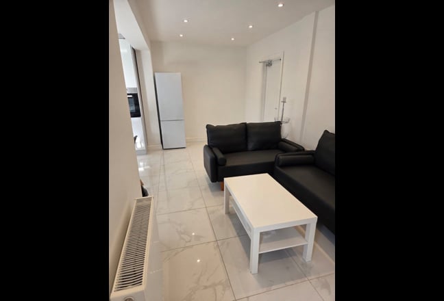 Modern house in Cowley with 2 rooms available  Main Photo