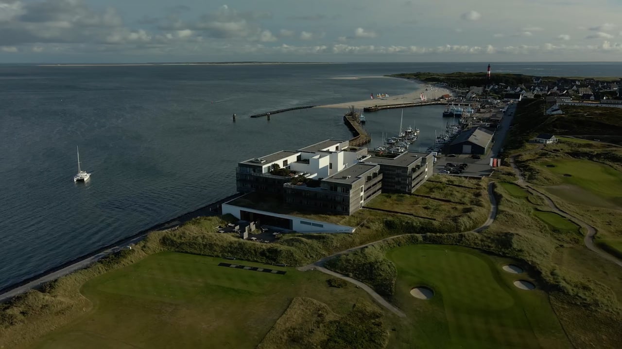 Hotel Budersand und Hafen Hörnum auf Sylt mit Segelboot