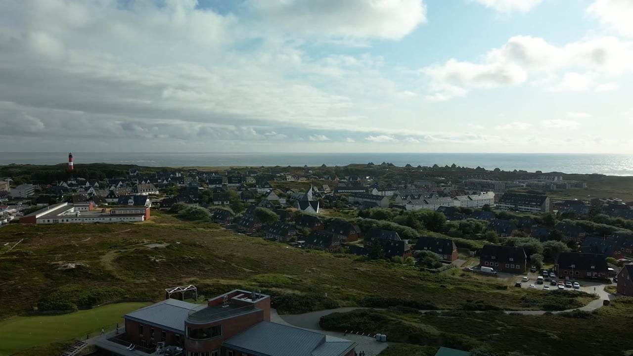 Hörnum auf Sylt mit Leuchtturm über den Dächern