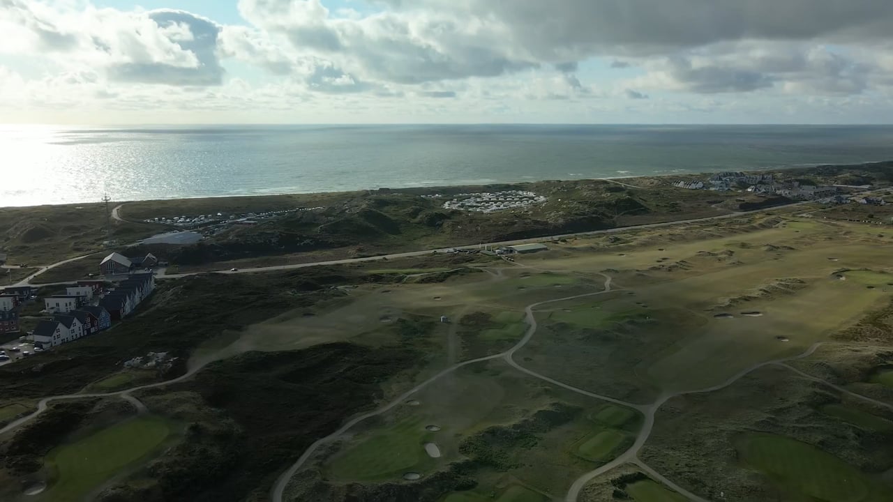 Weite Dünenlandschaft bei Hörnum auf Sylt mit glitzernder Nordsee