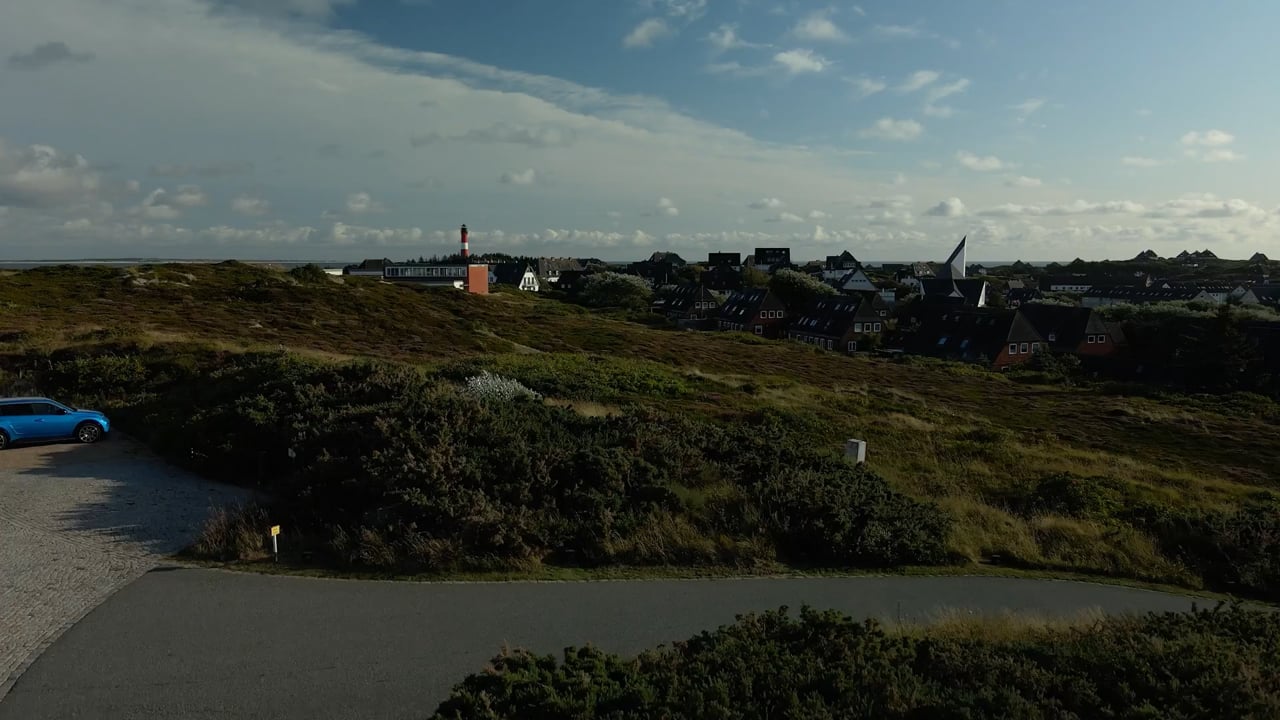 Leuchtturm Hörnum auf Sylt über dem Ort im Abendlicht