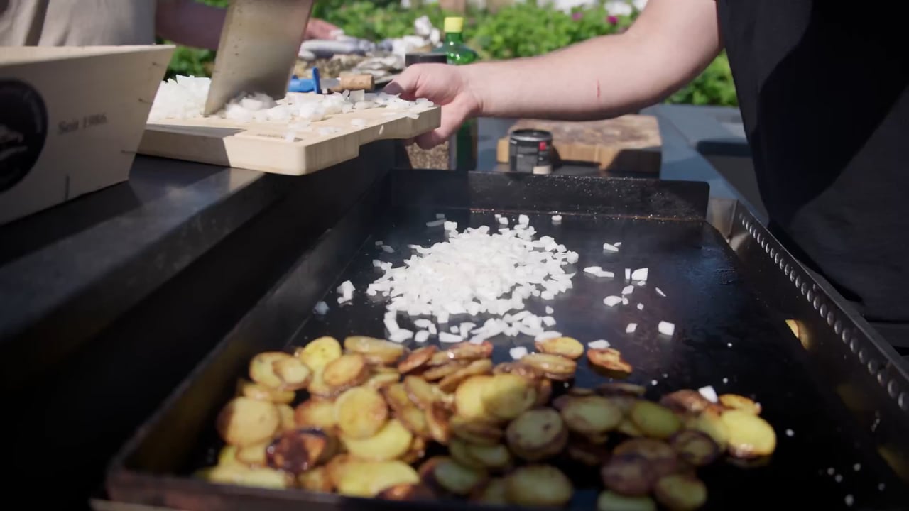 Bratkartoffeln auf der Plancha am Strand auf Sylt