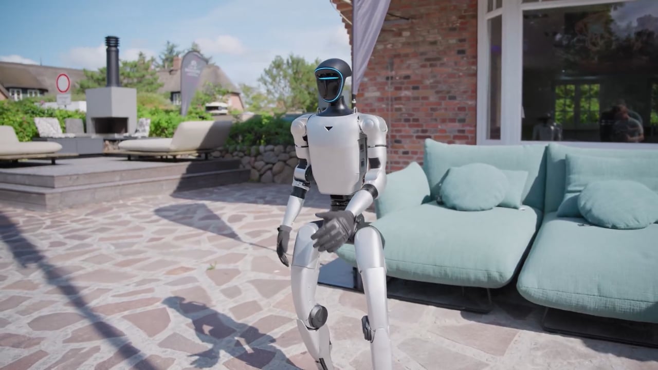Humanoider Roboter auf der Terrasse eines Reetdachhauses auf Sylt