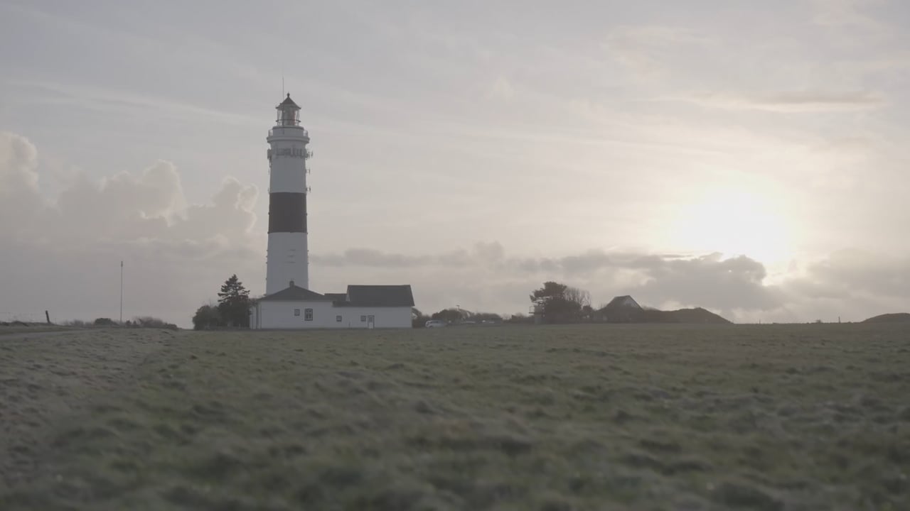 Leuchtturm auf Sylt im Gegenlicht des Sonnenuntergangs