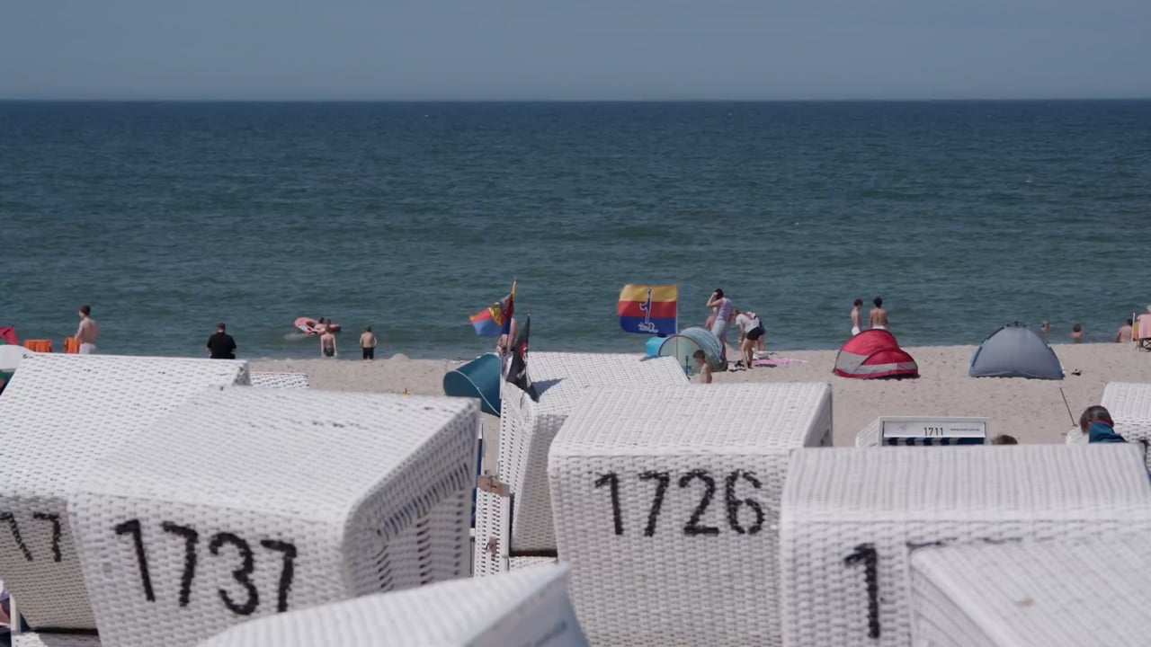 Strandkörbe mit Nummern am Sylter Strand von oben