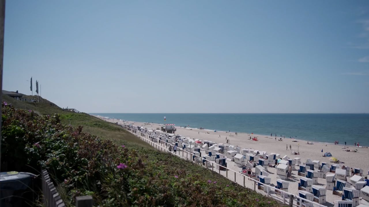 Blick vom Kliff auf Strandkörbe und Nordsee auf Sylt