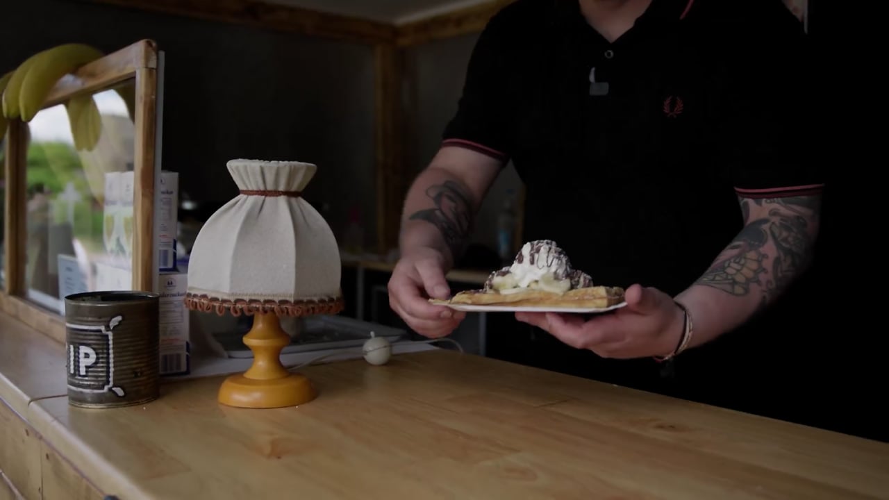Waffeln mit Sahne auf dem Tresen eines Sylter Cafés