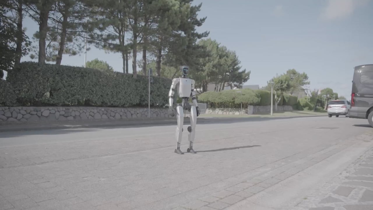 Humanoider Roboter läuft durch eine Sylter Straße