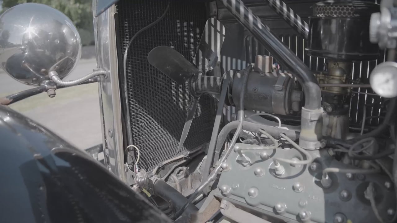 Kühler und Scheinwerfer eines Oldtimers