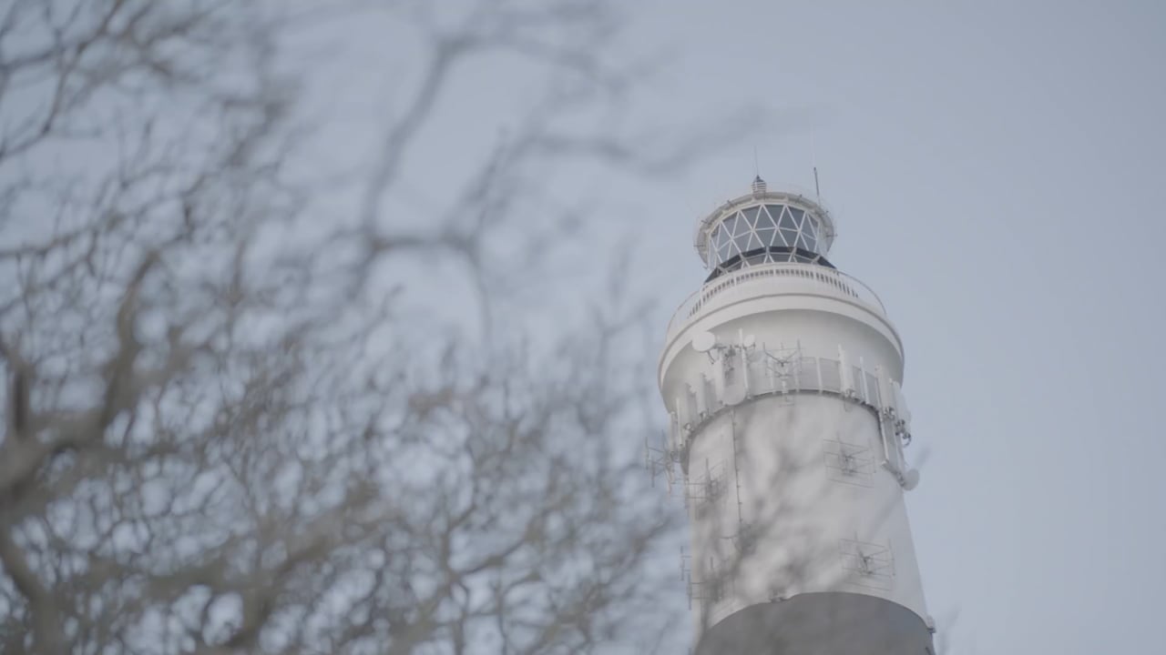 Leuchtturm auf Sylt von unten durch kahle Äste