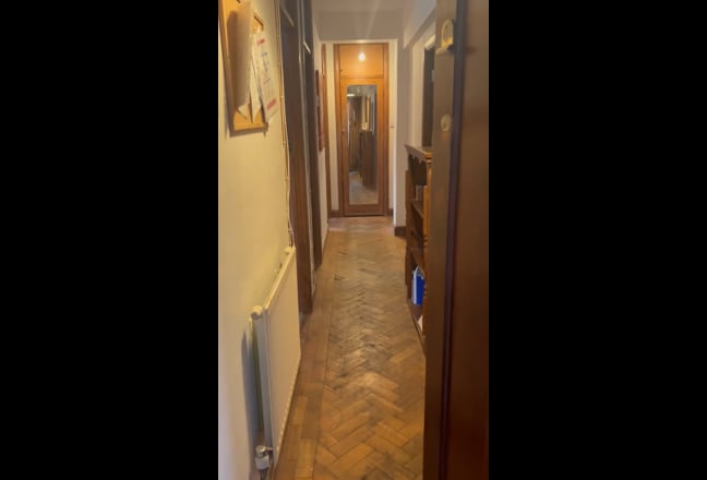 Spacious Double room Over looking the Park 🌅🌅 Main Photo