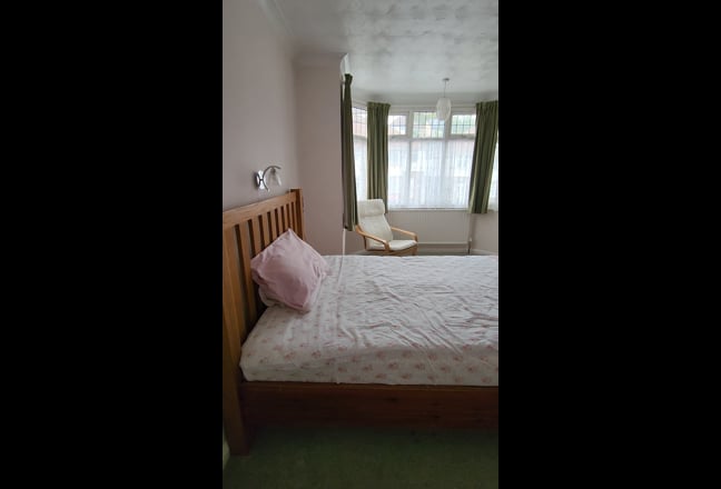 Two Double Rooms, close to town centre and M1 Main Photo