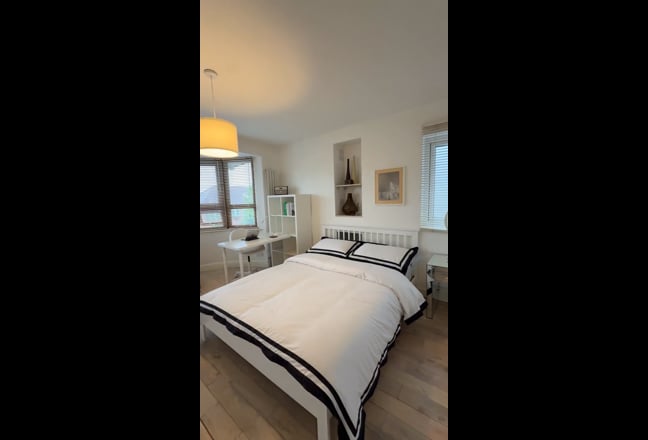 Bright beautifully presented large double room. Main Photo