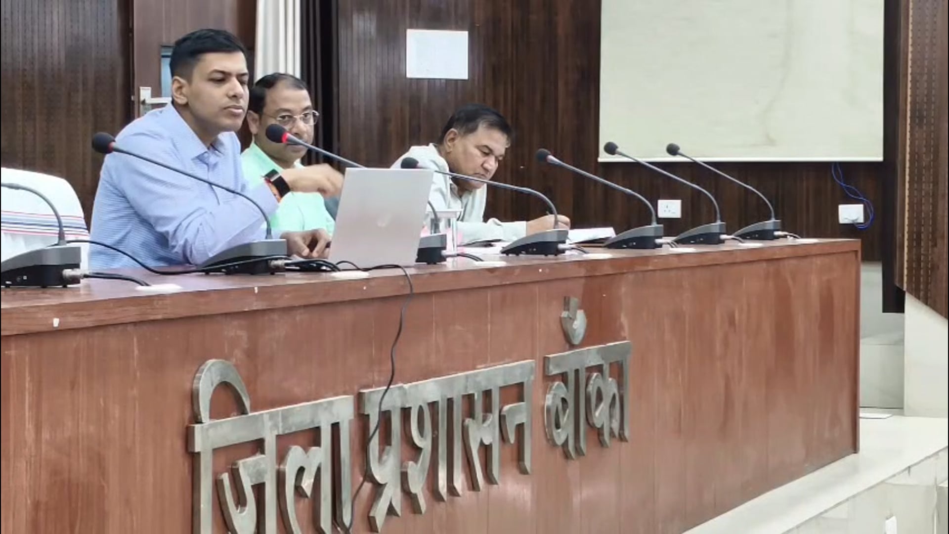 सूर्य घर योजना की सुस्ती रफ्तार पर डीएम का कड़ा प्रहार, अमरपुर बांका के विद्युत अभियंताओं का वेतन स्थगित