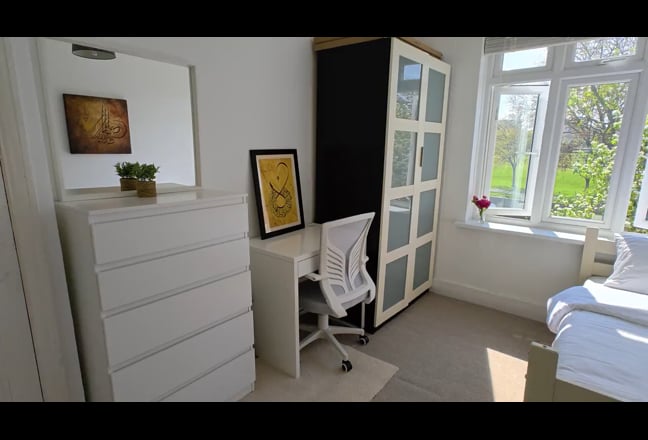 Bright double-sized room • own kitchen • bills inc Main Photo