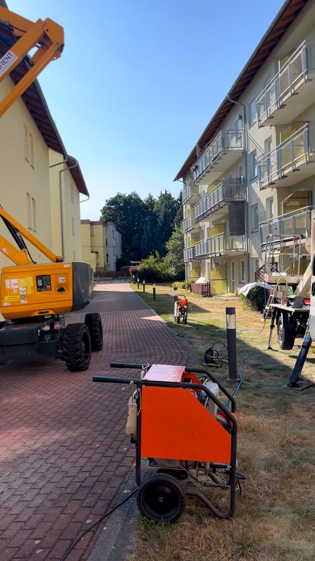 Čištění fasády panelového domu