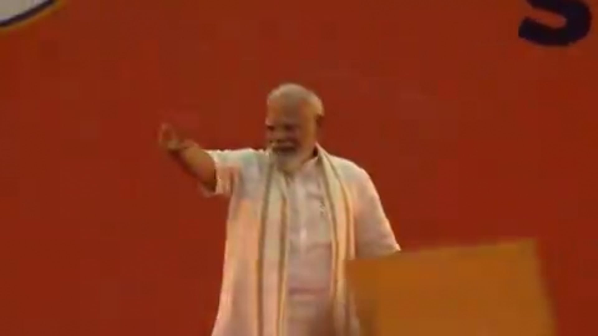 वडोदरा में Gen-Z के कार्यक्रम में पहुंचे प्रधानमंत्री नरेंद्र मोदी 
वडोदरा में प्रधानमंत्री नरेंद्र मोदी का Gen-Z के साथ खास कार्यक्रम

वीडियो में PM मोदी की मौजूदगी और बैकग्राउंड म्यूजिक—दोनों काबिल-ए-गौर हैं