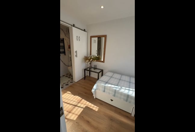 Furnished En-Suite Room – Sutton – Bills Included Main Photo