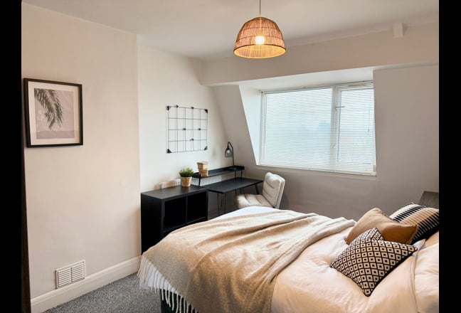 Spacious professional House - SA1 - Off Fabian Way Main Photo