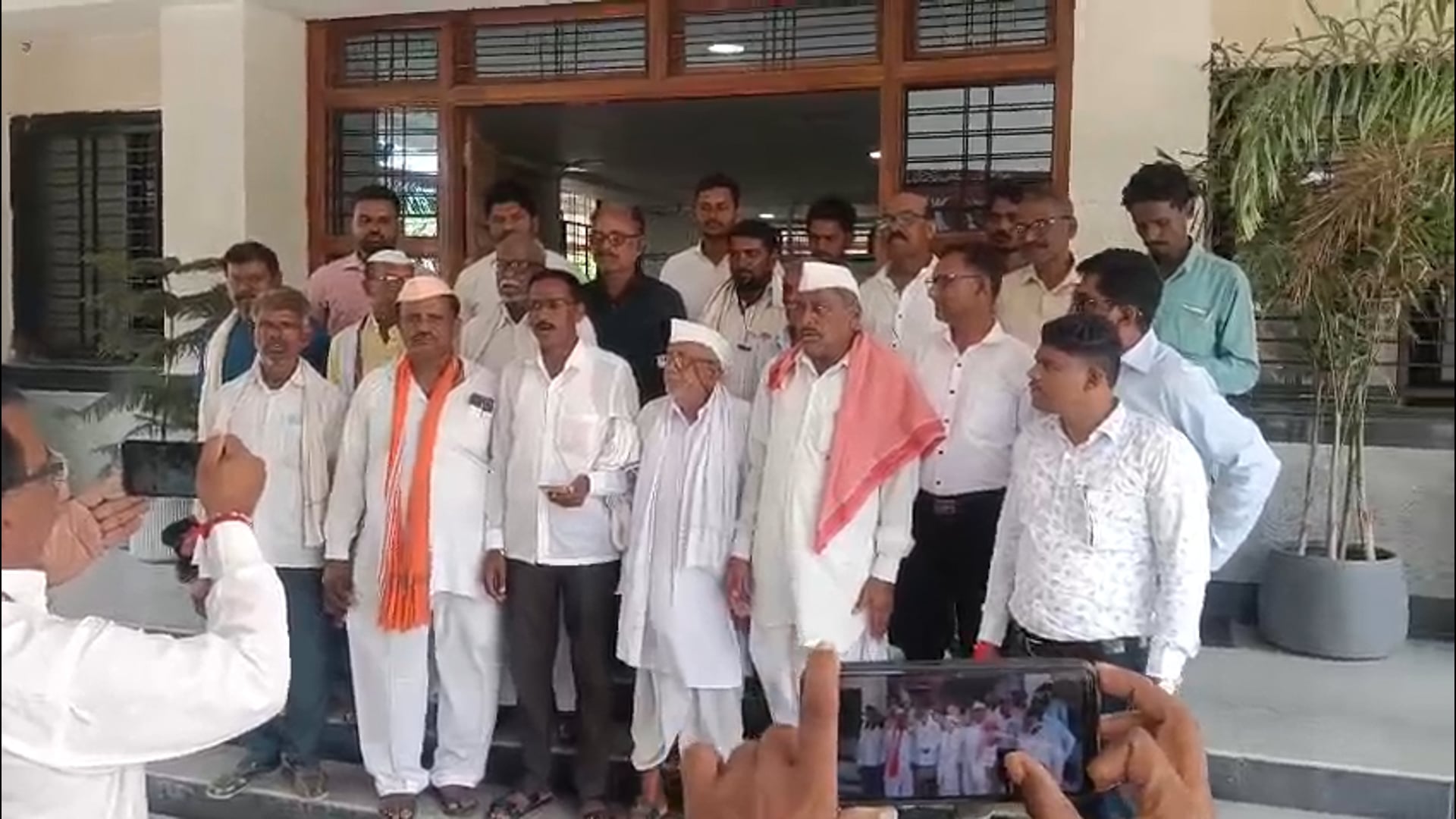 रेडवा येथील नागरिकांनी क्षारयुक्त पाण्याबद्दल जिल्हाधिकारी अकोला यांना दिले निवेदन नॅशनल मीडिया रिपोर्टर रामदत्त राठोड
