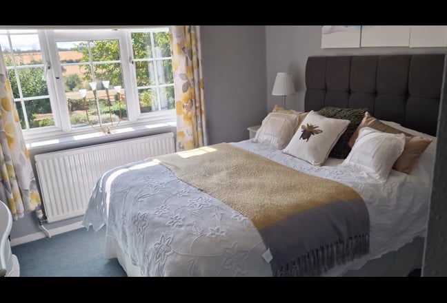 Large double room with a country view a quiet home Main Photo