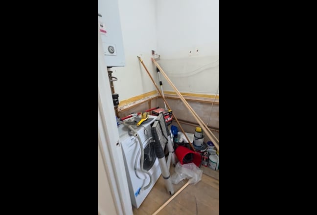 Newly decorated one bedroom flat in conversion Main Photo