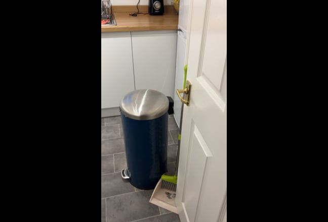 Clean, Bright, 2 Minutes to Tolworth Station  Main Photo