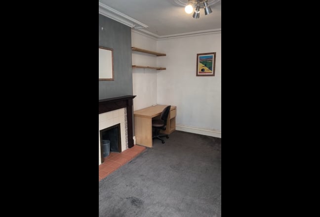 Very large room in shared student house Main Photo