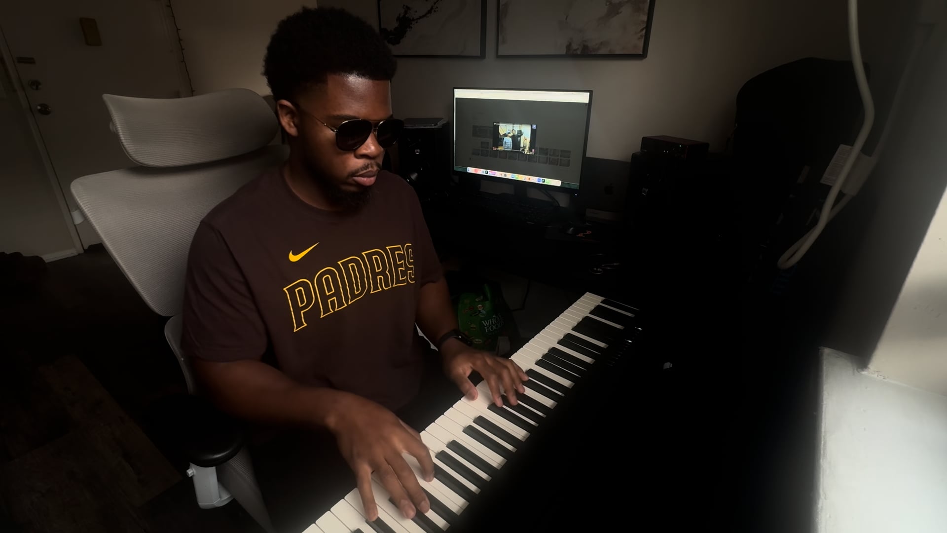 Promotional video thumbnail 1 for Luke on Keys
