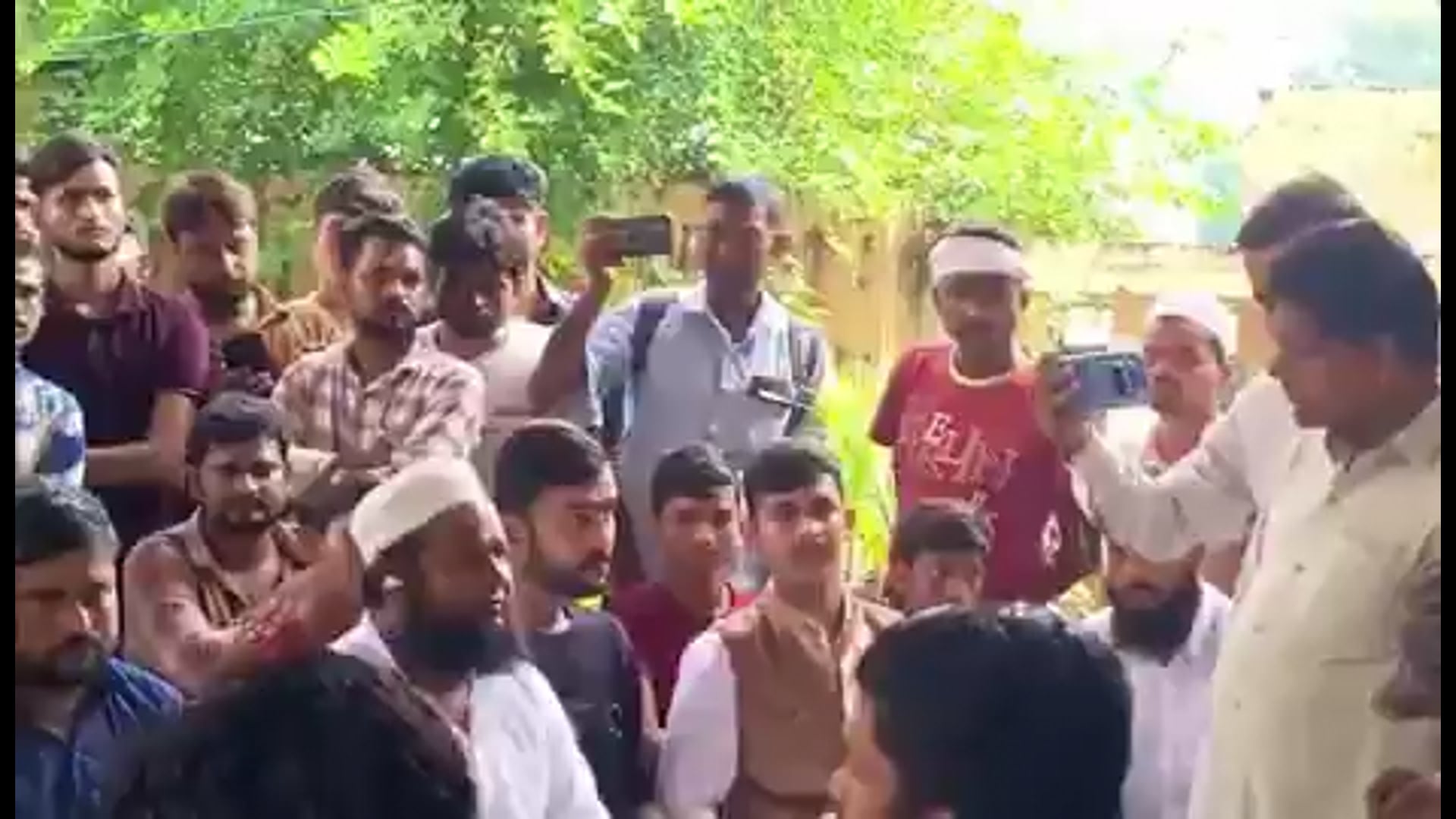 बाराबंकी के जैदपुर नगर पंचायत का एक तालाब 1.5 करोड़ से ज्यादा में हुआ नीलाम, नायब तहसीलदार आकाश पांडे की अध्यक्षता में शमशुल हक ने लगाई सर्वाधिक 1.51 करोड़ की बोली, 50% राशि नगर पंचायत कोष में जमा करके मछली पालन और अन्य व्यापार किए जाएंगे। जैदपुर नगर पंचायत में हुई नीलामी