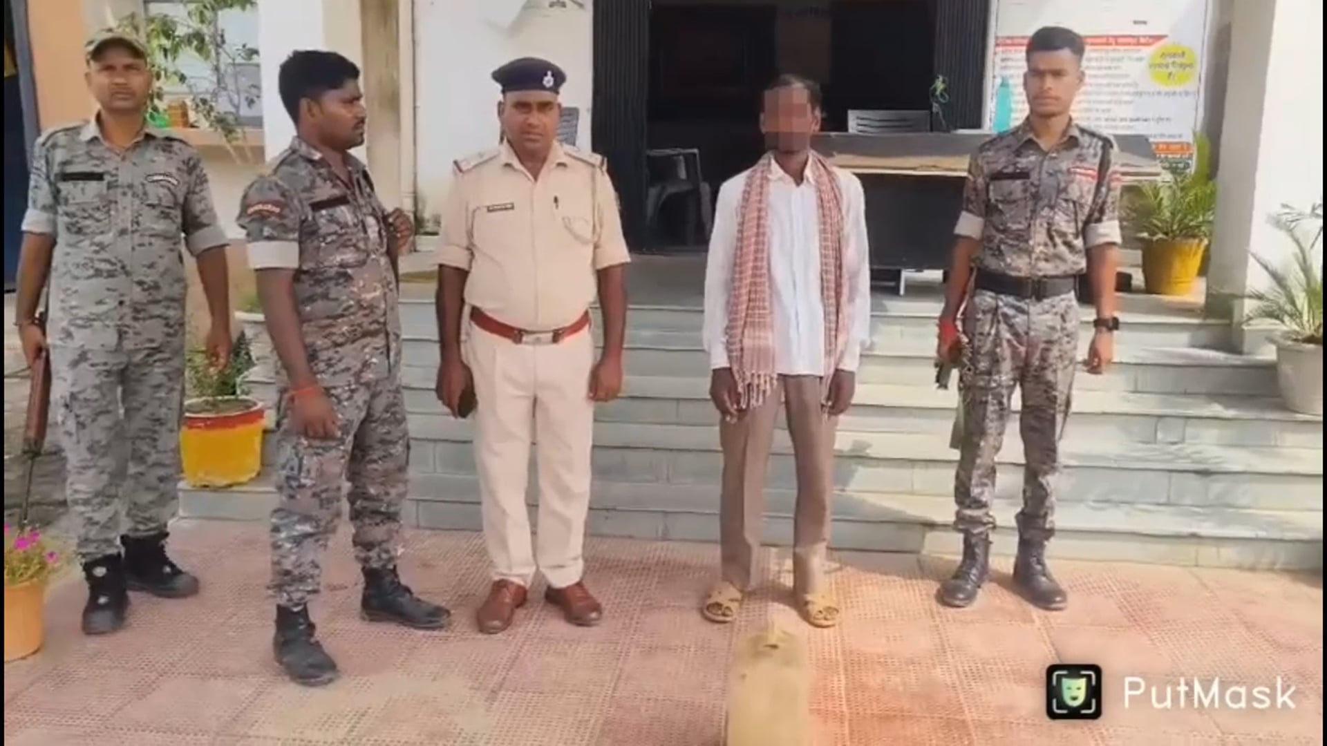 10 लीटर महुआ शराब के साथ एक व्यक्ति गिरफ्तार
