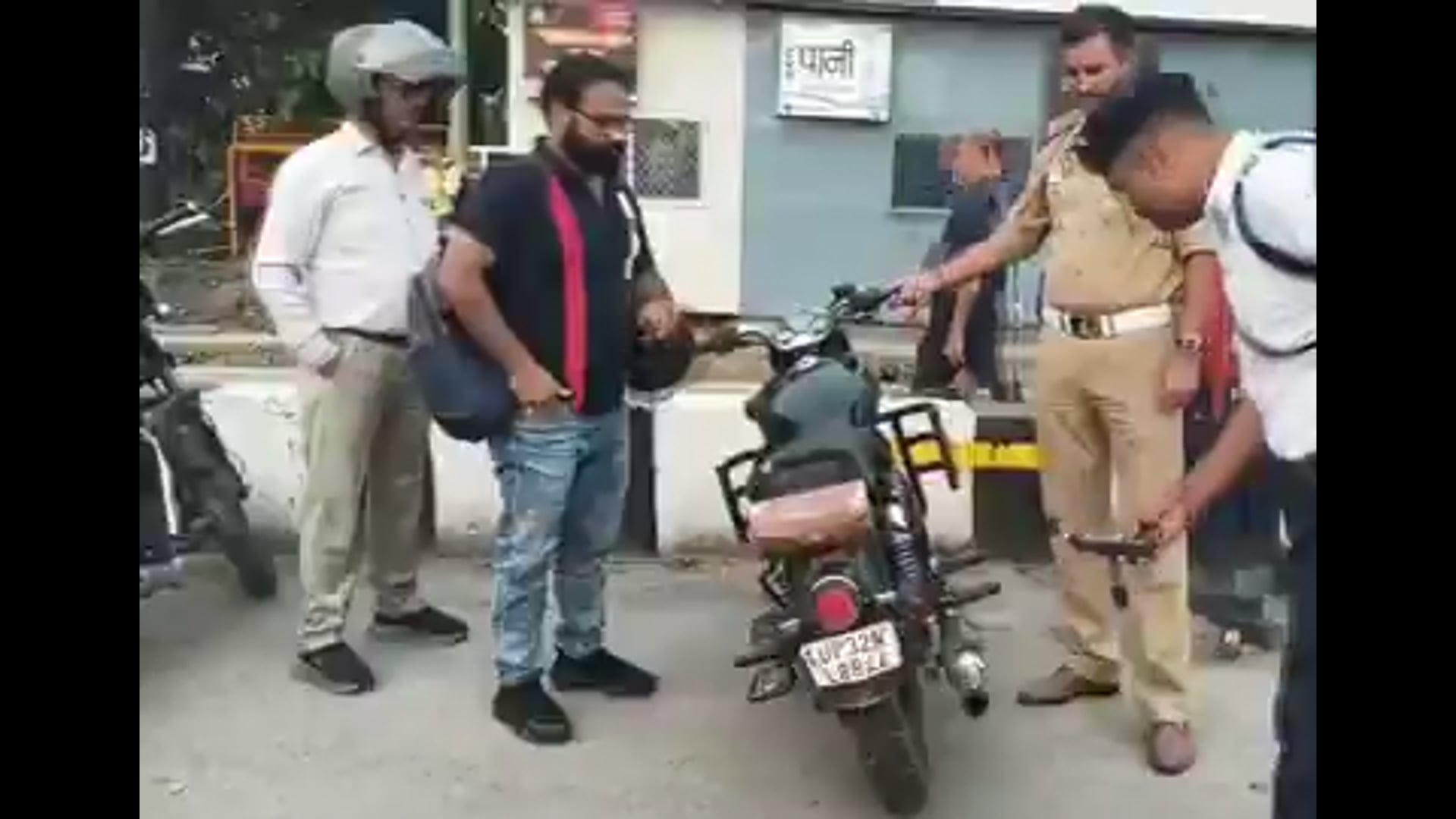 लखनऊ पुलिस ने राजधानी में तेज आवाज करने वाले बुलेट के साइलेंसर के खिलाफ अभियान चलाया है, पुलिस साइलेंसर की आवाज को डेसिबल मीटर से नापकर चालान कर रही है अबतक 500 मोटरसाइकिलों का चालान किया गया है। @lkopolice