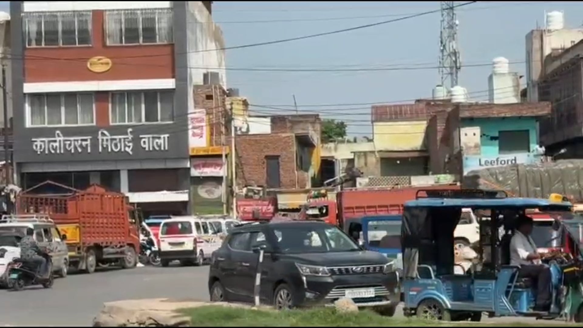 लक्ष्मी नगर चौराहे पर विकास के बीच जाम का खतरा!