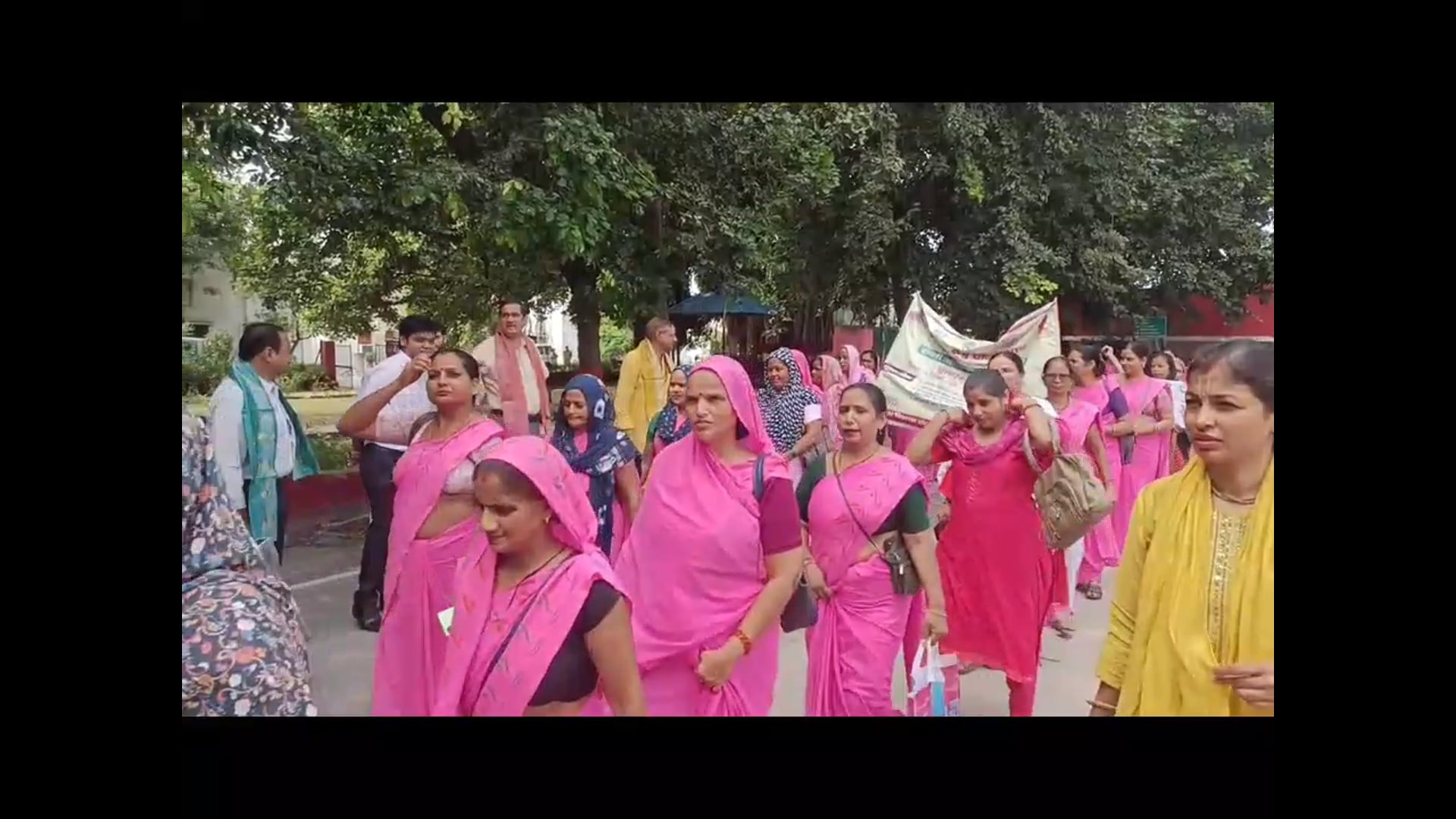 मथुरा मे राष्ट्रीय पोषड का शुभारभ जागरूगता रैली निकाल कर दिया स्वस्थ बच्चा स्वस्थ माता का सन्देश 
