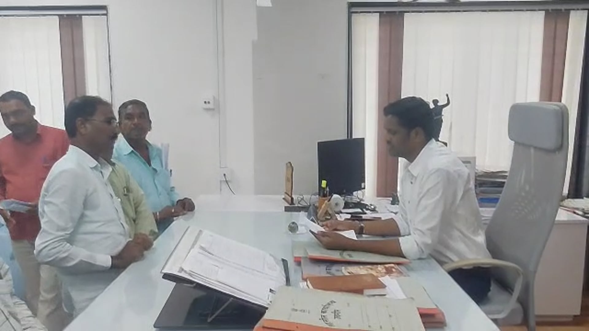 पाणंद रस्ता खुला करून द्यावा अन्यथा आंदोलन,तहसीलदार राम बोरगावकर यांना निवेदन