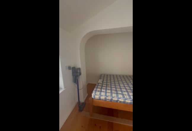 First floor studio in Bounds Green and Bowes Park Main Photo