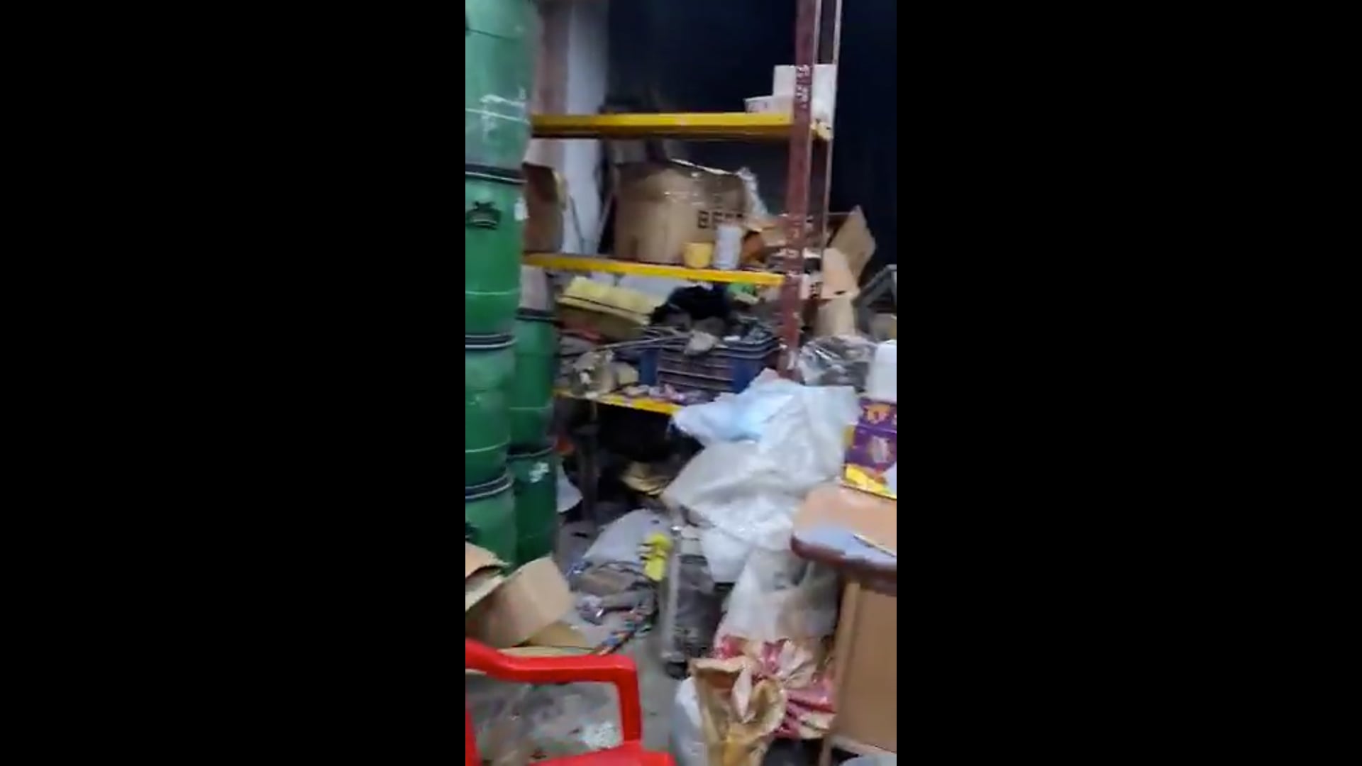 उत्तर प्रदेश : मेरठ पुलिस ने व्यापारी गौरव मोहन अग्रवाल के कई गोदामों पर छापा मारा, 1 करोड़ रुपए से ज्यादा कीमत के दिवाली पटाखे बरामद किए। पुलिस का दावा है कि व्यापारी के पास पटाखे स्टोरेज का कोई लाइसेंस नहीं था।
