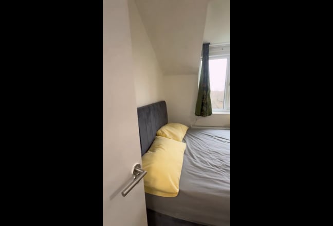 Spacious ensuite bedroom in Hampton , Bills incl Main Photo