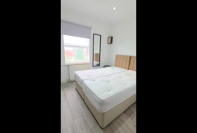 Double room in a family home Main Photo