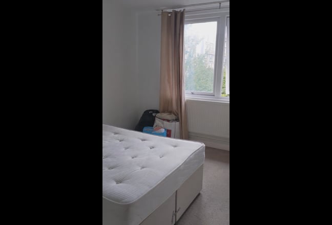 Female flatshare  bills inc Main Photo