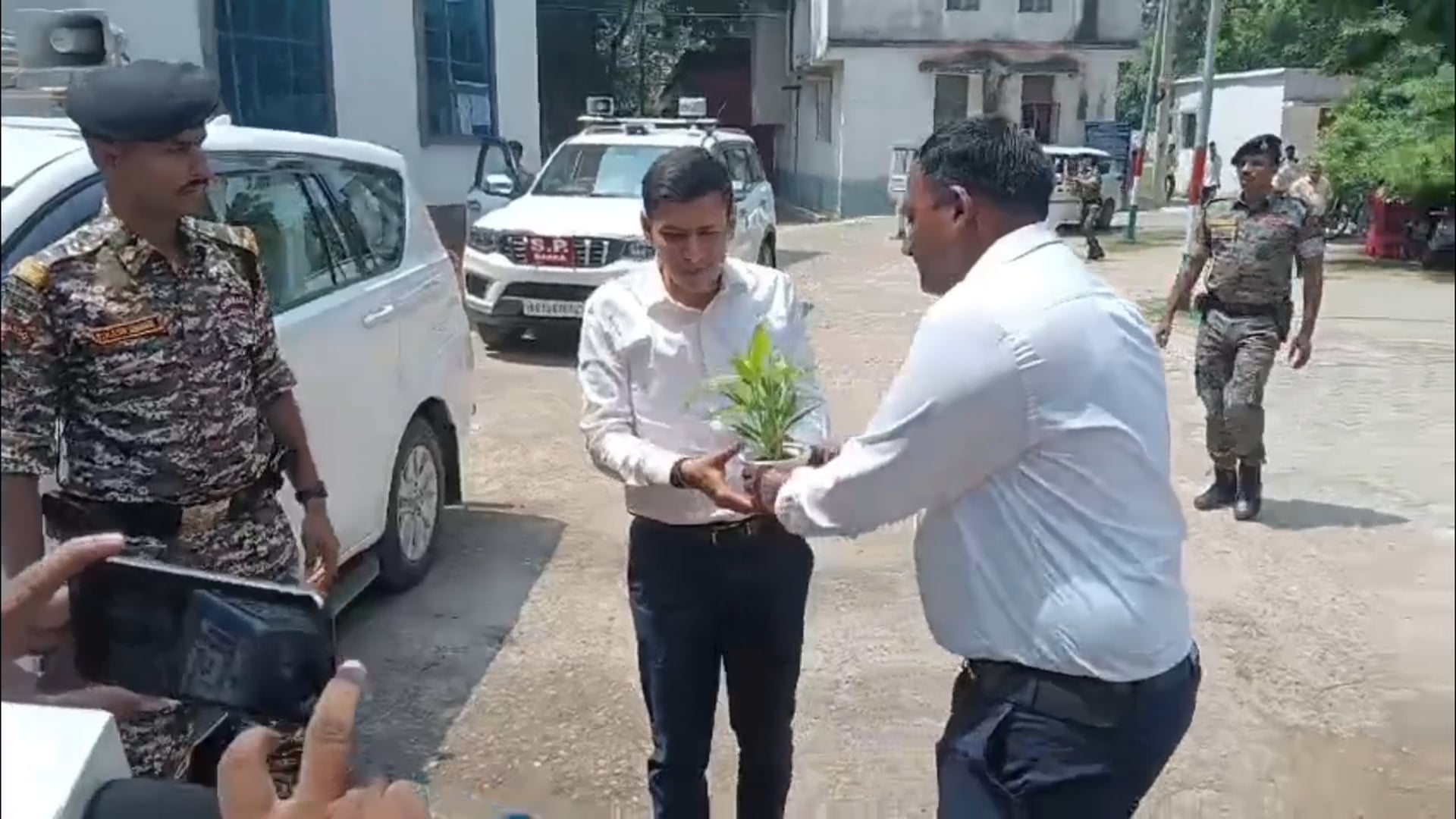 अमरपुर में डीएम एसपी का जनता दरबार, 13 भूमि संबंधी मामलों की सुनवाई, 24 घंटे में जांच के निर्देश।