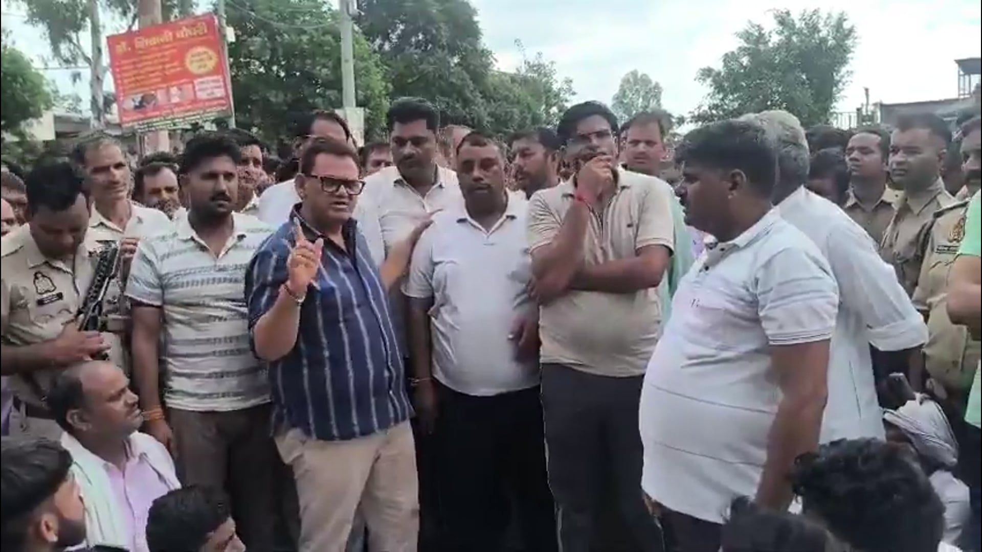 मेरठ के हस्तिनापुर में नितिन नागर का शव सड़क पर रखकर जाम लगाया