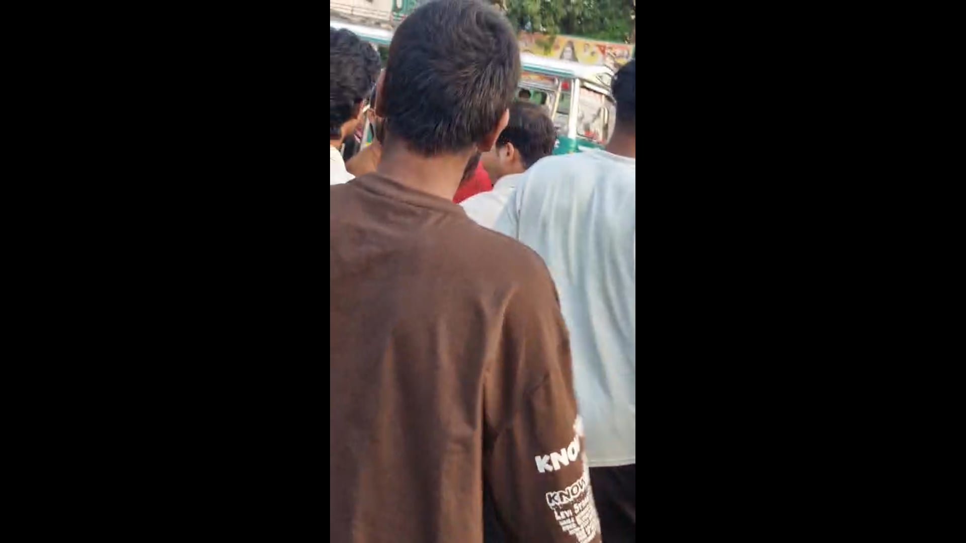 *जनपद मुजफ्फरनगर शहर कोतवाली क्षेत्र रुड़की रोड सहारनपुर बस स्टैंड के पास बीच सड़क पर मारपीट वीडियो वायरल