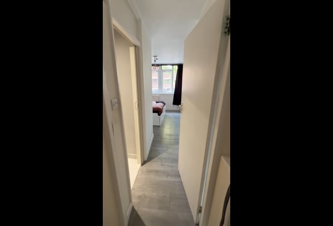 En-suite in Nine elms available NOW till March  Main Photo