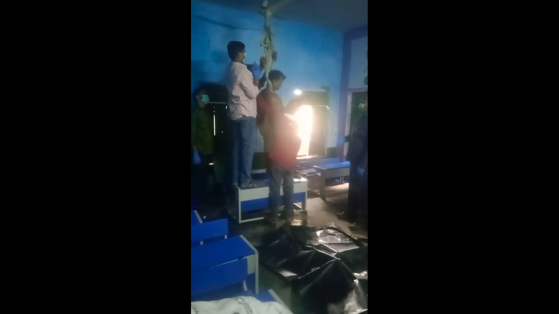 अंबेडकर नगर पीआरडी जवान ने फांसी लगाकर की आत्महत्या।