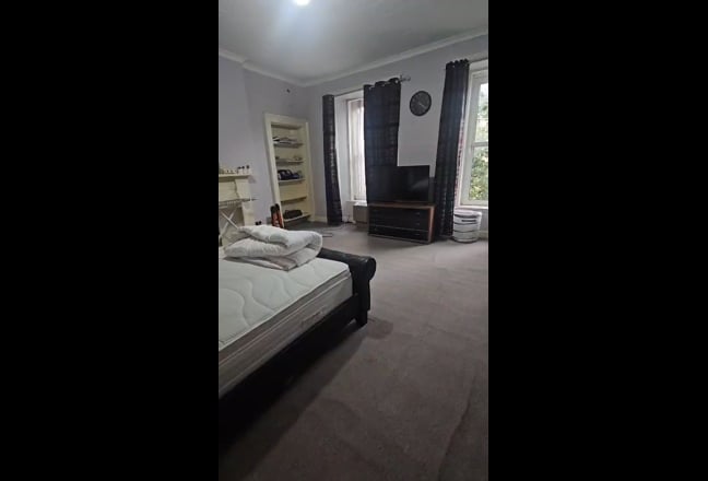 One Lovely Room Available in a Friendly Flat Main Photo