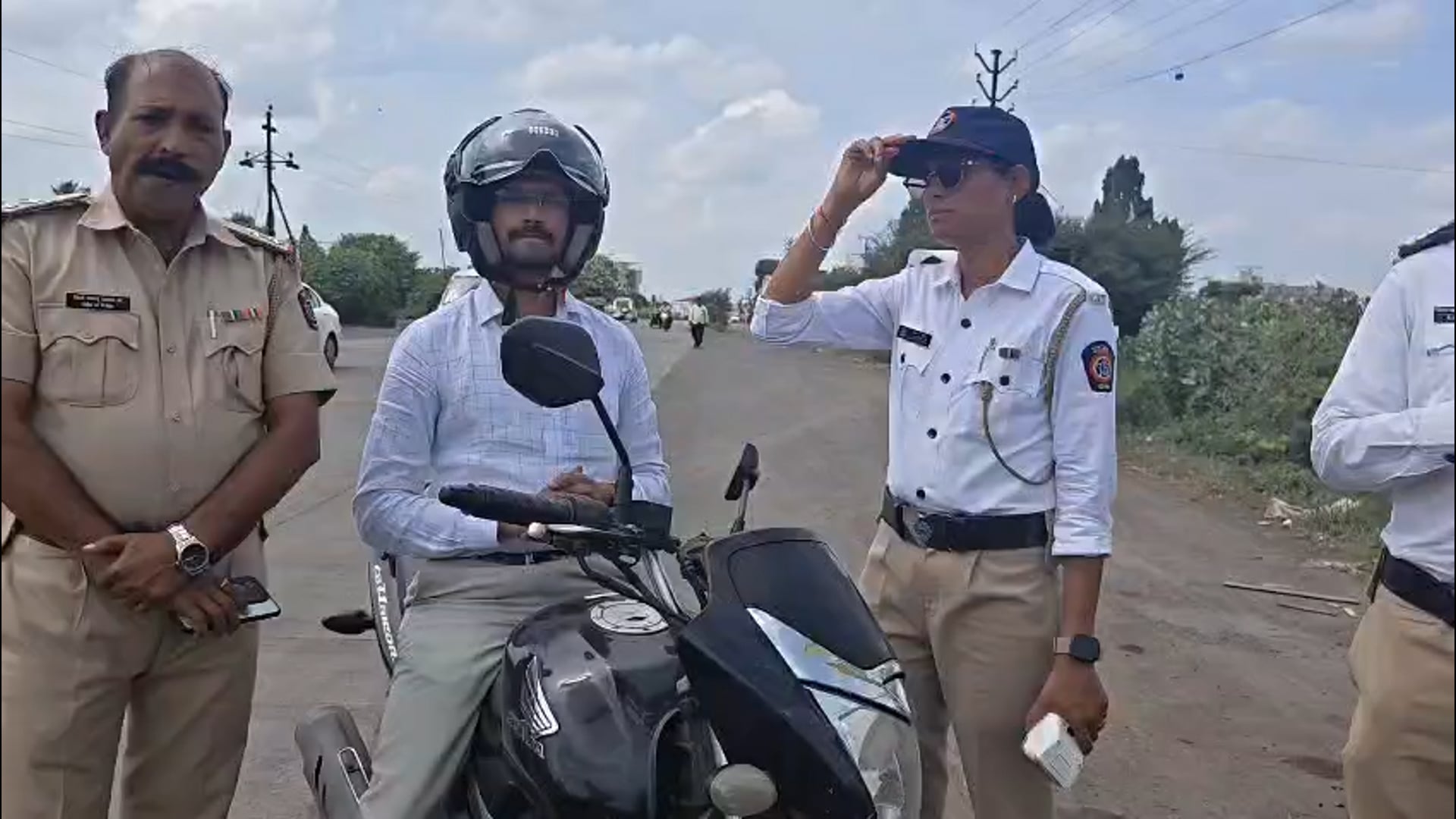 उदगीर ग्रामीण व शहर पोलिसांची हेल्मेट सक्ती बाबत कारवाई सुरू