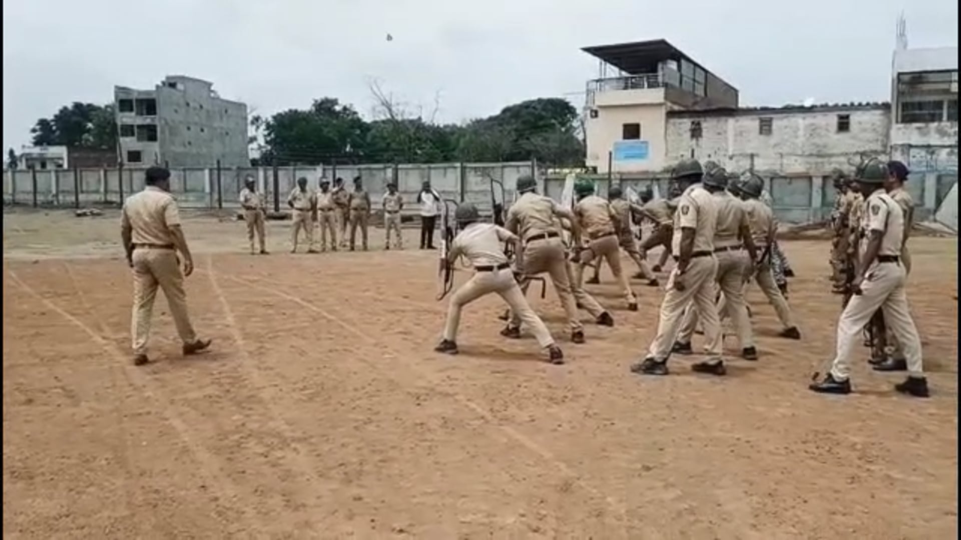गणेशोत्सवच्या पार्श्वभूमीवर उदगीर शहरात पोलिसांचा रुट मार्च